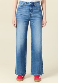 Клешеные джинсы