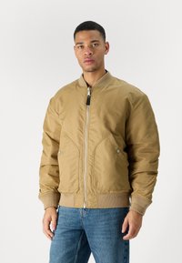 Куртка бомбер