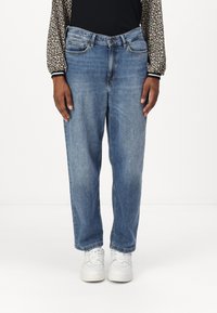 Короткие джинсы