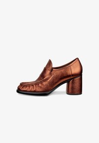 Туфли с высоким носом Туфли с высоким носом