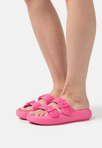 Шлепанцы Шлепанцы