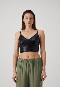 Топ на бретельках