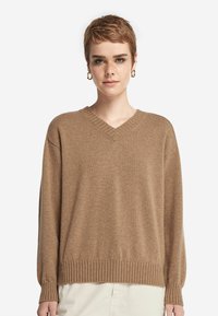 Пуловер с вырезом V