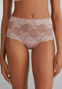 Трусы на бедрах