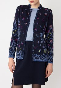 Длинный жилет