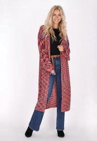 Длинный жилет