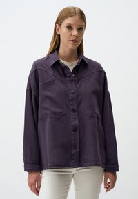 Куртка с накладнымит карманами