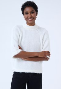 Пуловер с рукавом три четверти