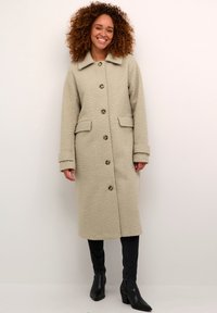 Шерстяное пальто