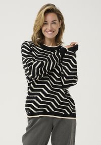 Пуловер в полоску