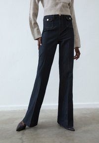 Клешеные джинсы