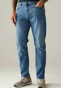 Узкие джинсы