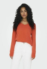 Пуловер с вырезом V