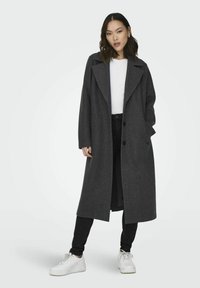 Шерстяное пальто