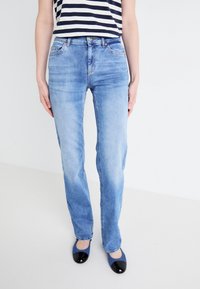 Прямые джинсы