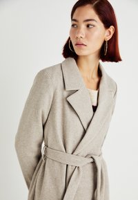 Шерстяное пальто