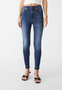 Короткие джинсы