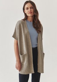 Длинный жилет