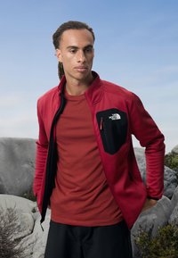 Спортивная кофта