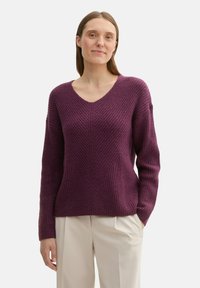 Пуловер с вырезом V