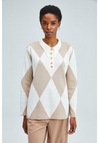 Пуловер с воротником поло