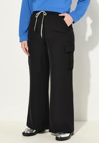 Брюки с накладными карманами