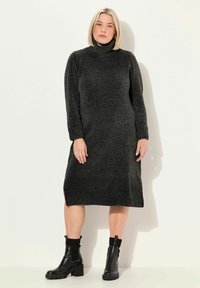 Вязаное платье