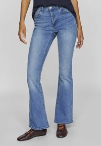 Клешеные джинсы