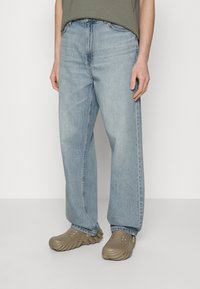 Свободные джинсы Свободные джинсы