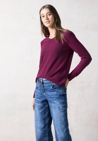 Пуловер с вырезом V