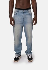 Прямые джинсы