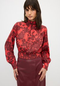 Атласная блузка