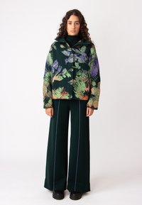 Жаккардовая вязаная кофта