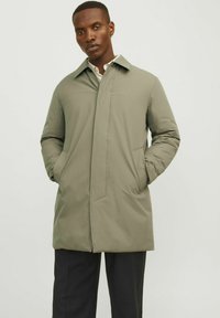 Короткое пальто