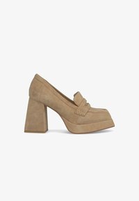 Туфли с высоким носом