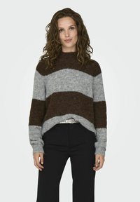 Пуловер в полоску