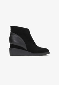 Сапожки на танкетке Сапожки на танкетке