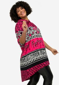 Пуловер с капюшоном