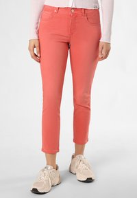 Короткие джинсы