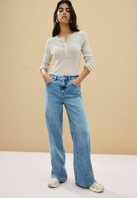 Прямые джинсы