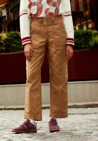 Брюки с накладными карманами