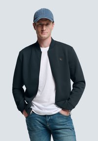 Куртка бомбер