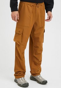 Брюки с накладными карманами