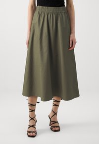 Юбка с накладными карманами