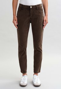 Короткие джинсы