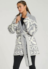 Жаккардовая вязаная кофта