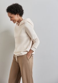 Пуловер с капюшоном