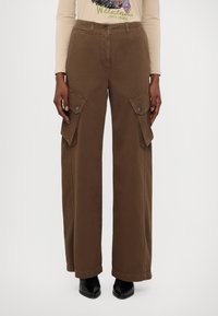 Брюки с накладными карманами