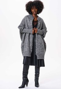 Длинный жилет