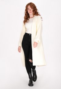 Длинный жилет